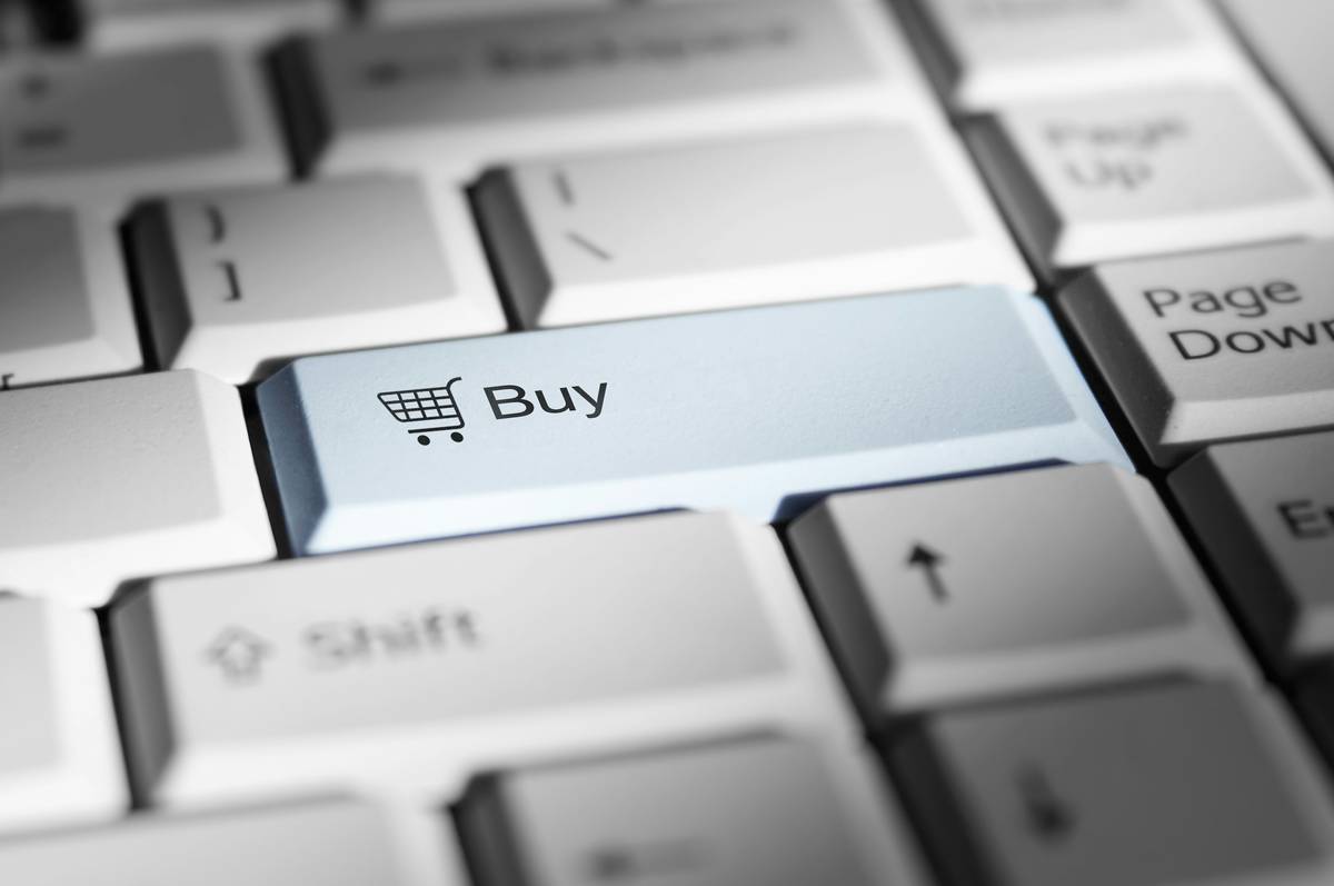 Infographic showing top 5 reasons print on demand stores fail: poor niche selection (42%), underpricing (29%), no marketing (18%), bad design quality (7%), ignoring customer service (4%)